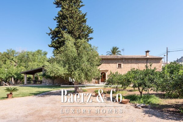 photo 14 This semi-detached townhouse, situated just two minutes' walk from Repic beach, offers just that- a sunny garden and easy access to the beach.