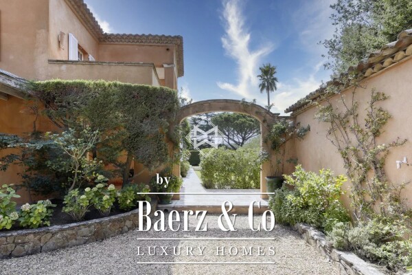 photo 5 Close to the center