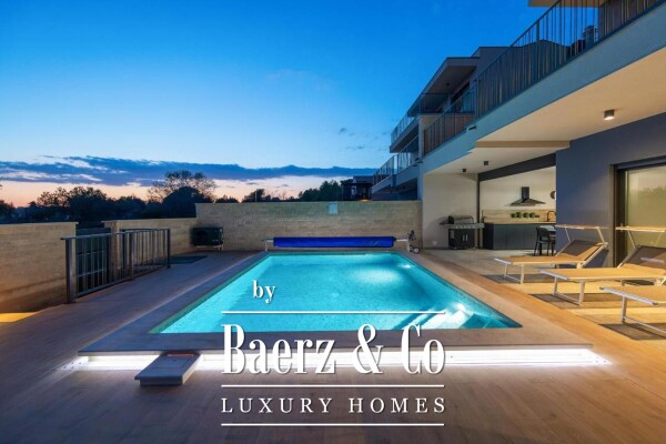 photo 9 Istria, Banjole, semi-detached villa first row to the sea 244 m² with a view of the Marina