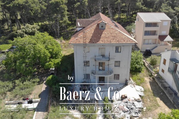 photo 1 Zlarin, spacious house with apartments under renovation, 1200 m²