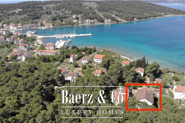 photo 3 Zlarin, spacious house with apartments under renovation, 1200 m²