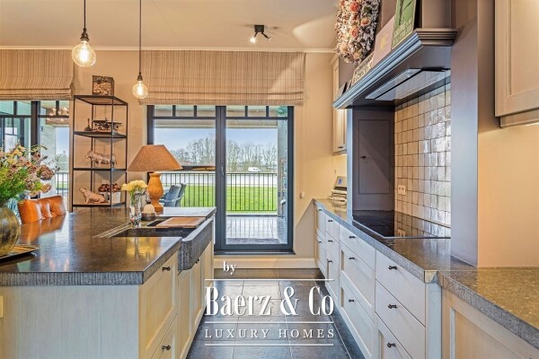 photo 7 Uitzonderlijke Duplex met zicht op kanaal, garage, carport en ruime (wijn)kelder!