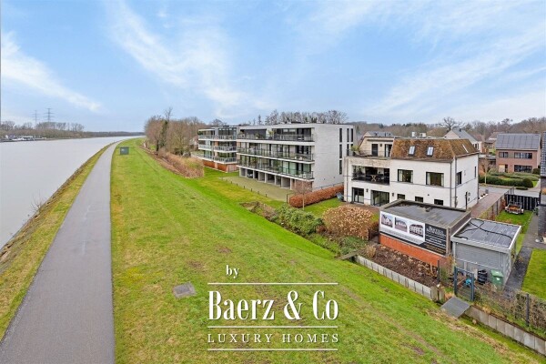 photo 41 Uitzonderlijke Duplex met zicht op kanaal, garage, carport en ruime (wijn)kelder!